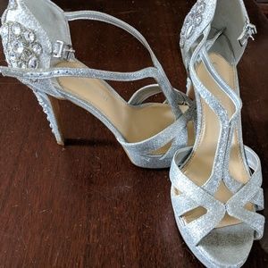 Gianni Bini silver heels sz 8